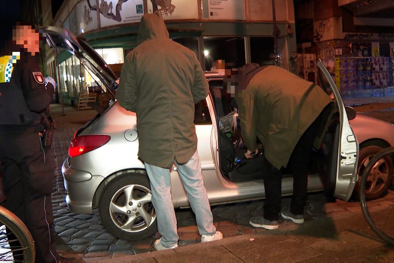 Polizisten durchsuchen das "Koks-Taxi": Der Fahrer wurde festgenommen.