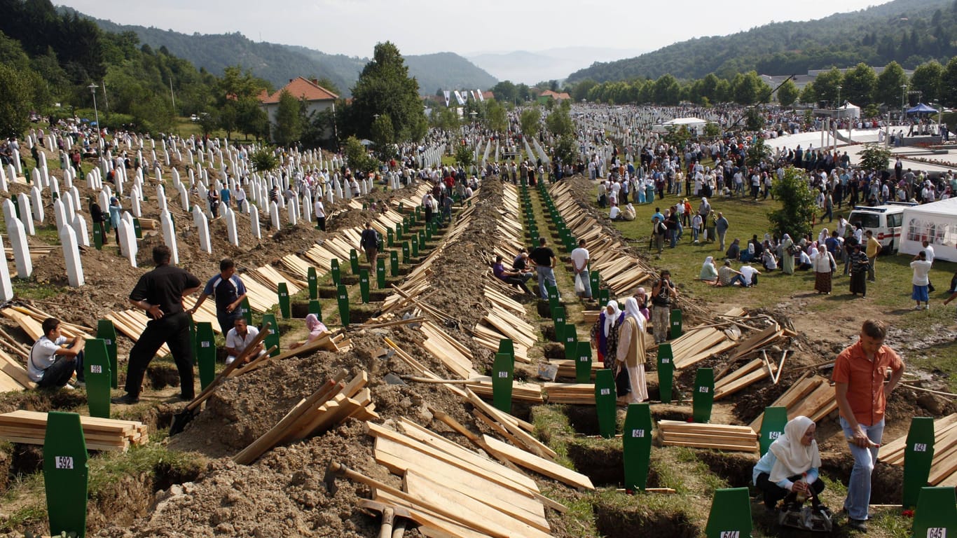 Gräber, soweit das Auge reicht: In Srebrenica ermordeten christliche Serben Zigtausende Muslime.