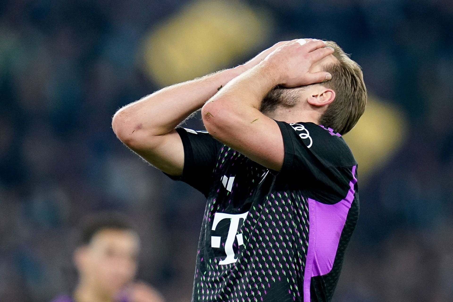 Nach dem 0:3-Debakel in Leverkusen verliert der FC Bayern auch das wichtige Achtelfinal-Hinspiel bei Lazio Rom mit 0:1. Die Münchner enttäuschen dabei auf ganzer Linie. Ein Star bekommt die Note sechs. Die Einzelkritik.