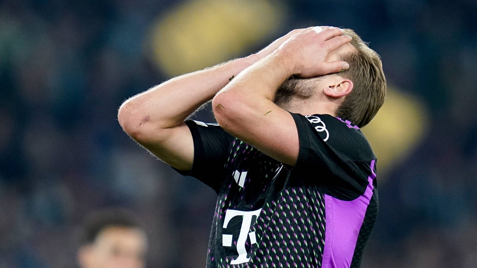 Nach dem 0:3-Debakel in Leverkusen verliert der FC Bayern auch das wichtige Achtelfinal-Hinspiel bei Lazio Rom mit 0:1. Die Münchner enttäuschen dabei auf ganzer Linie. Ein Star bekommt die Note sechs. Die Einzelkritik.