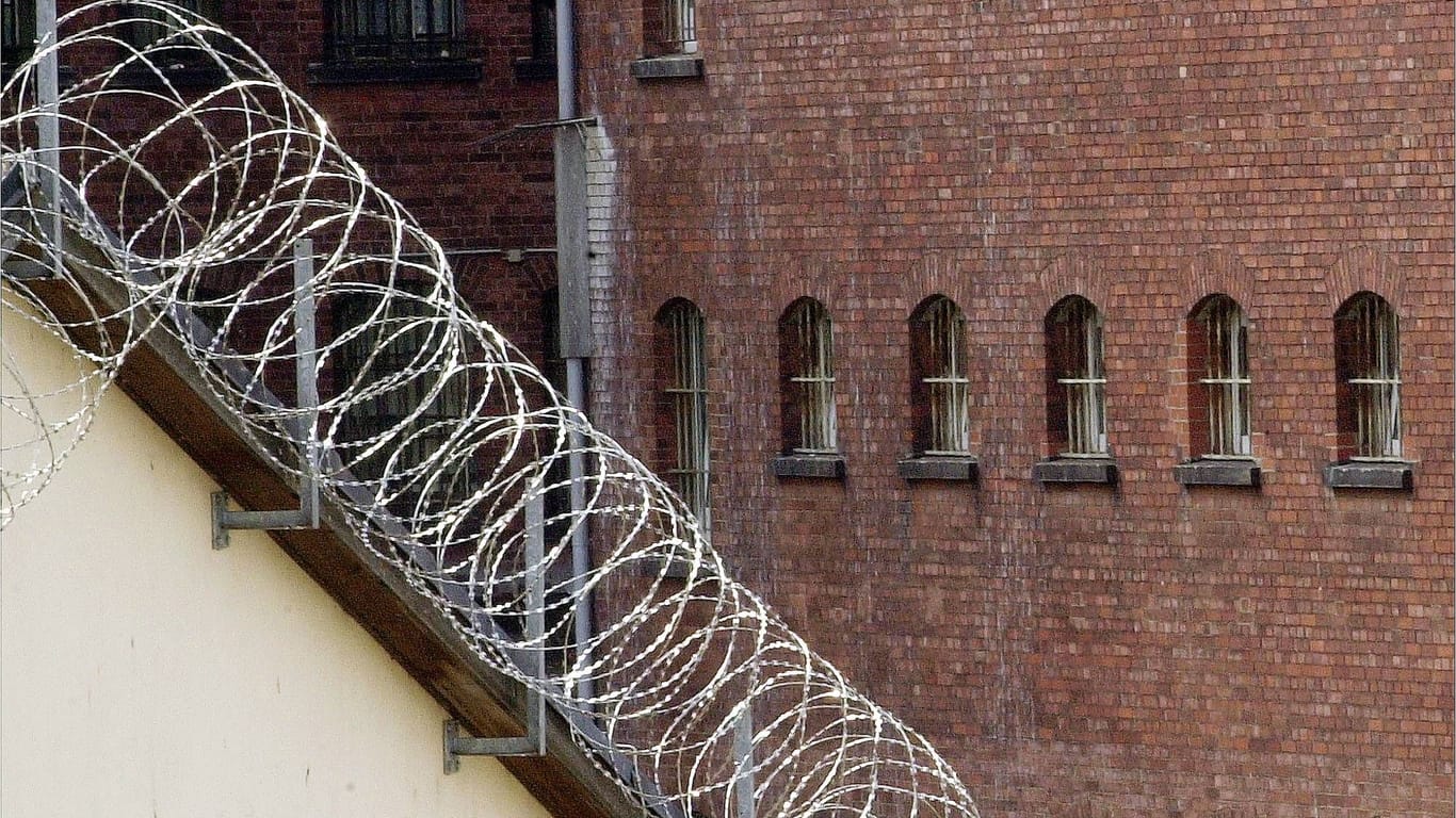 Stacheldraht vor der Fassade der Justizvollzugsanstalt in Hamburg Fuhlsbüttel, Gebäude.