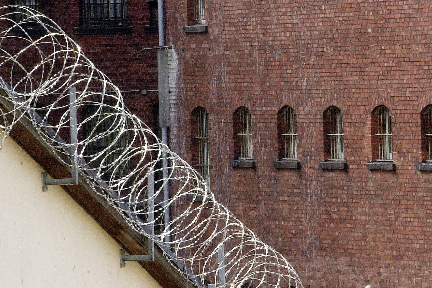 Stacheldraht vor der Fassade der Justizvollzugsanstalt in Hamburg Fuhlsbüttel, Gebäude.