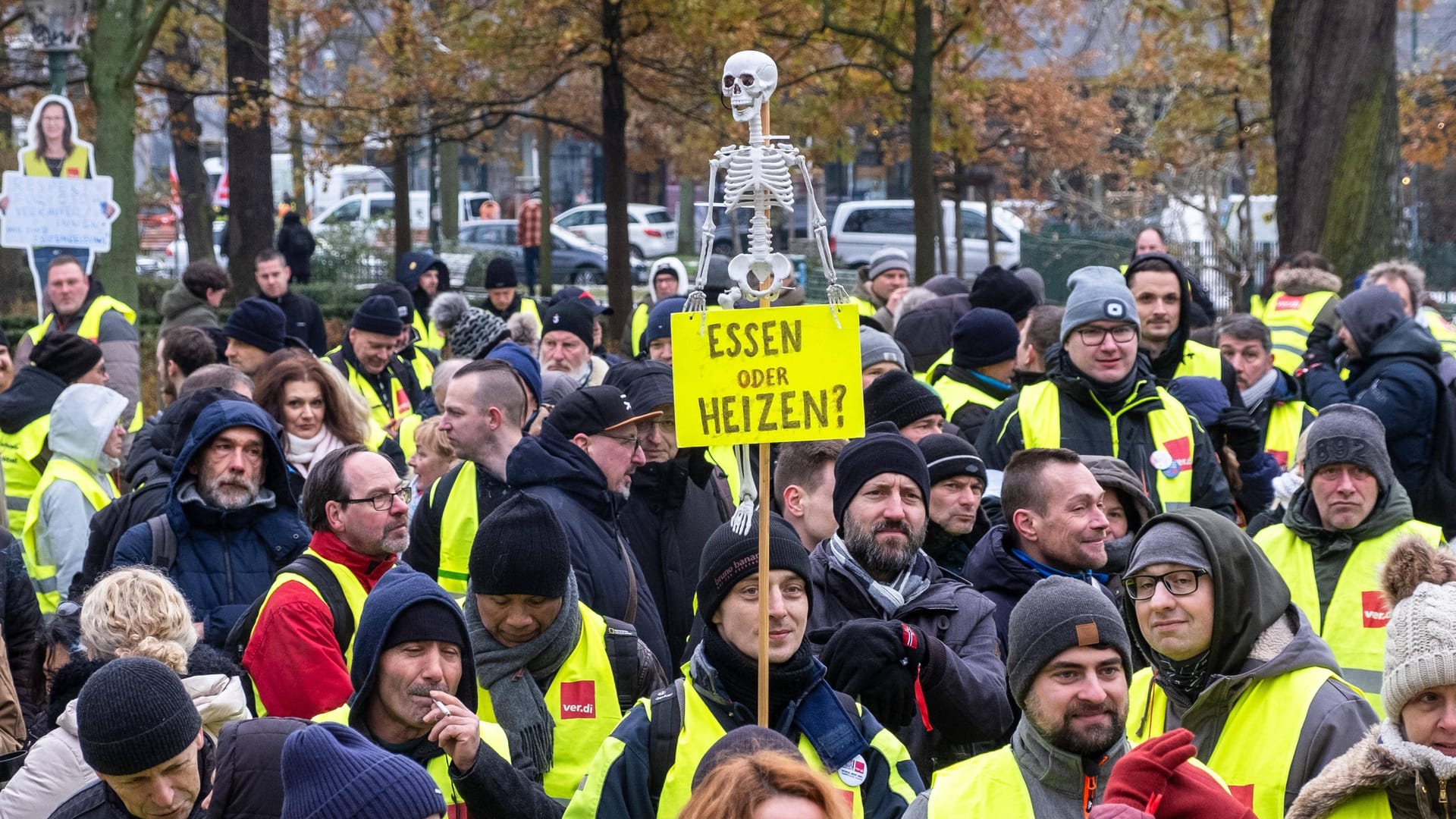 Demonstranten aus dem Einzelhandel in Berlin (Archivbild): Für die Kunden hatten die Warnstreiks bisher kaum Auswirkungen, weil die Beteiligung am Arbeitskampf eher gering war.