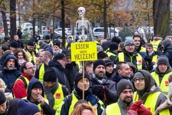 Demonstranten aus dem Einzelhandel in Berlin (Archivbild): Für die Kunden hatten die Warnstreiks bisher kaum Auswirkungen, weil die Beteiligung am Arbeitskampf eher gering war.