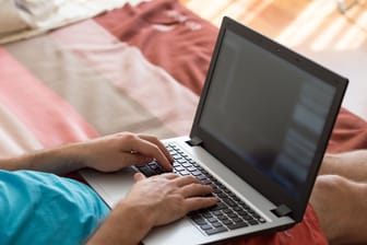 Ein Mann surft am Laptop (Symbolbild): In Hamburg sind mehrere Personen auf eine Fake-Kontaktanzeige im Internet hereingefallen.