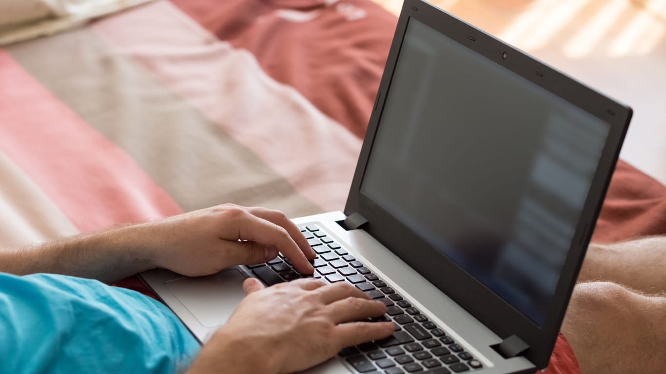 Ein Mann surft am Laptop (Symbolbild): In Hamburg sind mehrere Personen auf eine Fake-Kontaktanzeige im Internet hereingefallen.