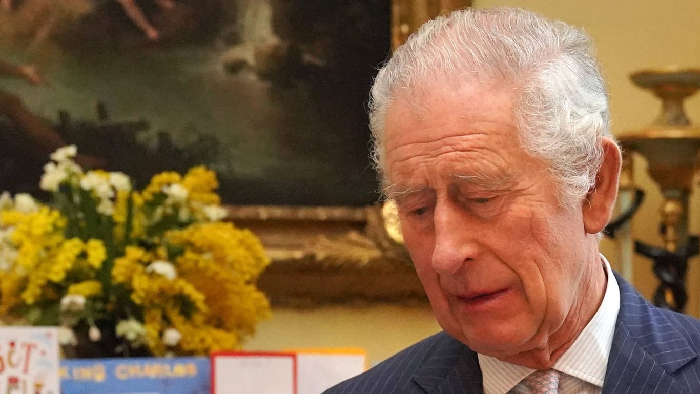 König Charles liest Briefe seiner Untertanen.