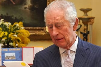 König Charles liest Briefe seiner Untertanen.