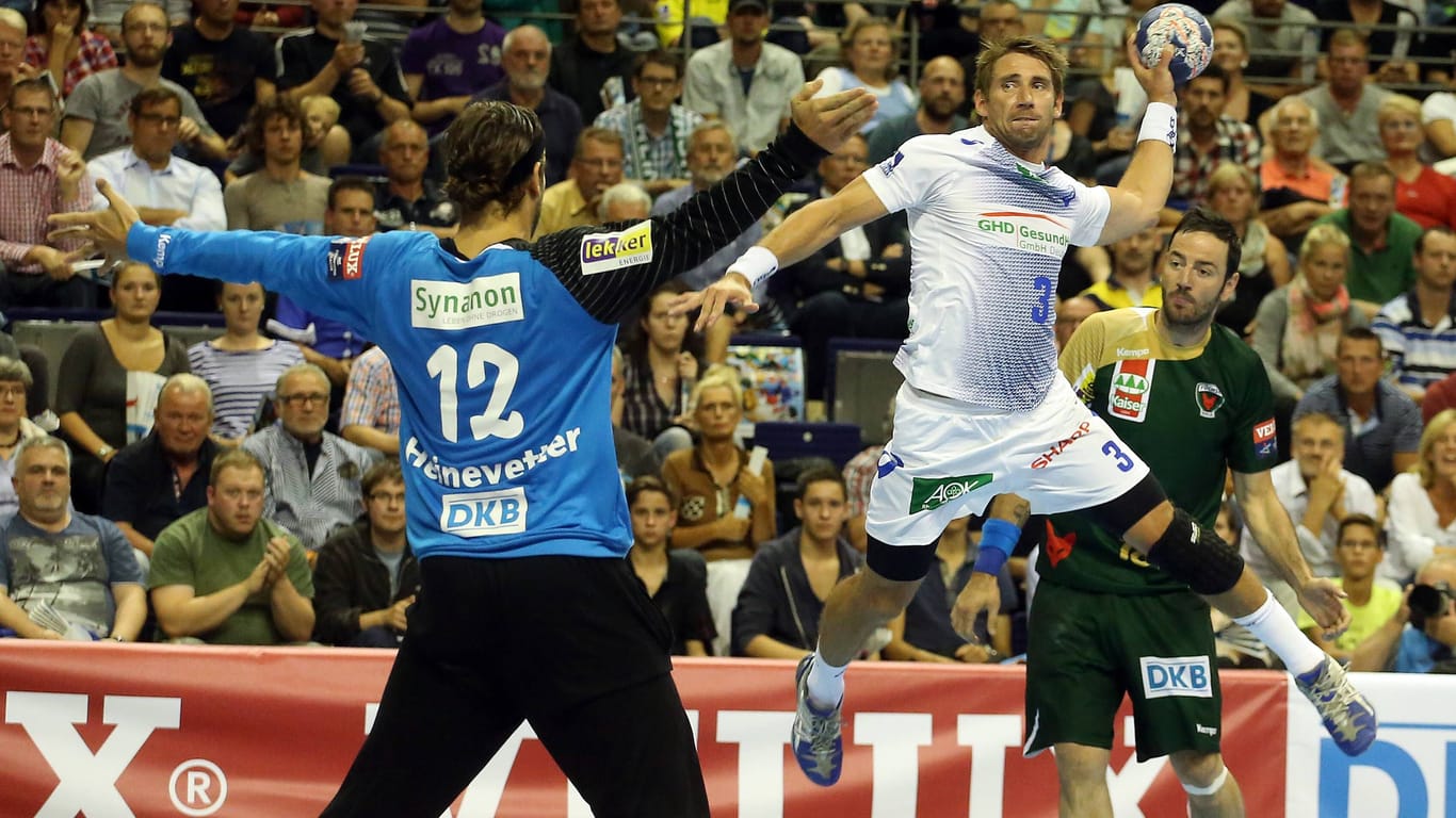 Ex-Handball-Profi Stefan Schröder (r.) (Archivbild): Nach 18 Jahren bricht der Schweriner seine Zelte in Hamburg ab.