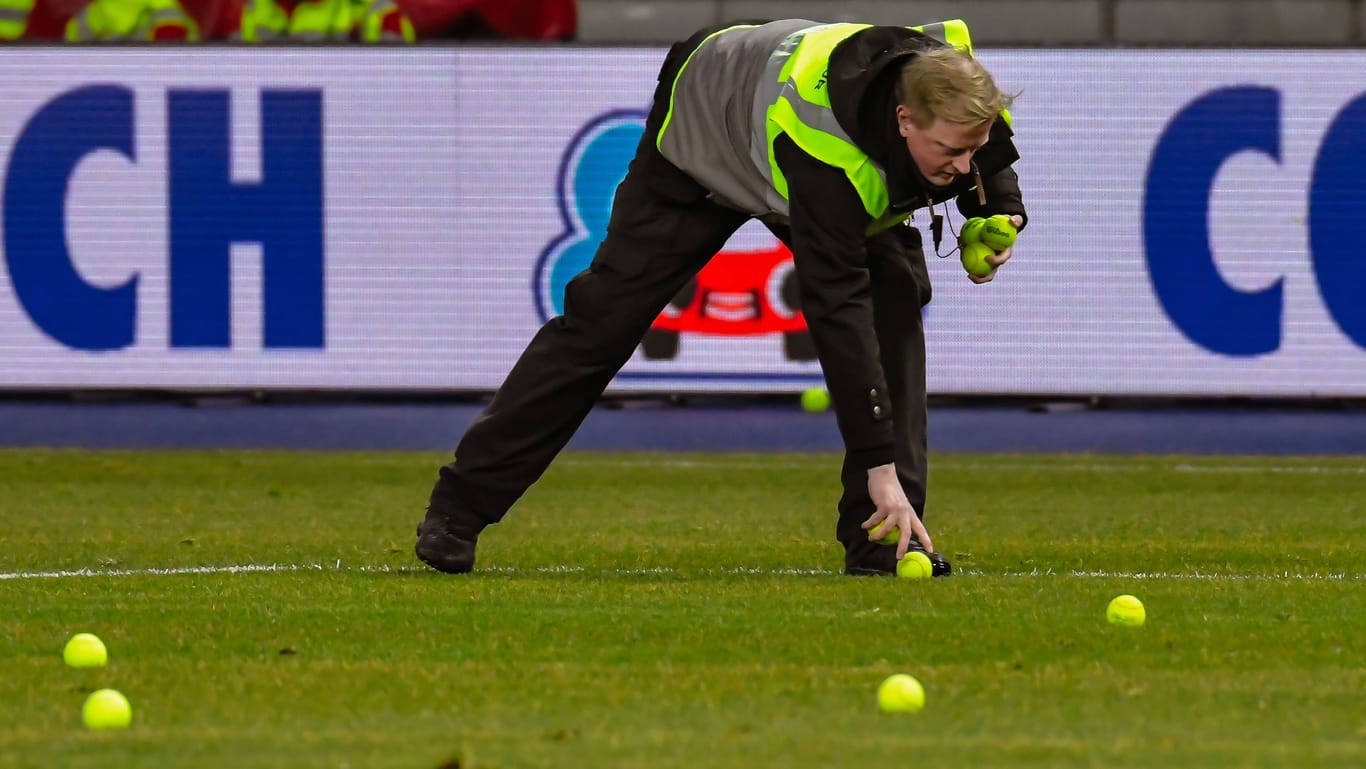 Vergebliche Liebesmüh: Ein Ordner sammelt Tennisbälle auf dem Rasen im Berliner Olympiastadion ein.