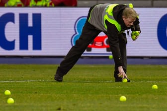 Vergebliche Liebesmüh: Ein Ordner sammelt Tennisbälle auf dem Rasen im Berliner Olympiastadion ein.