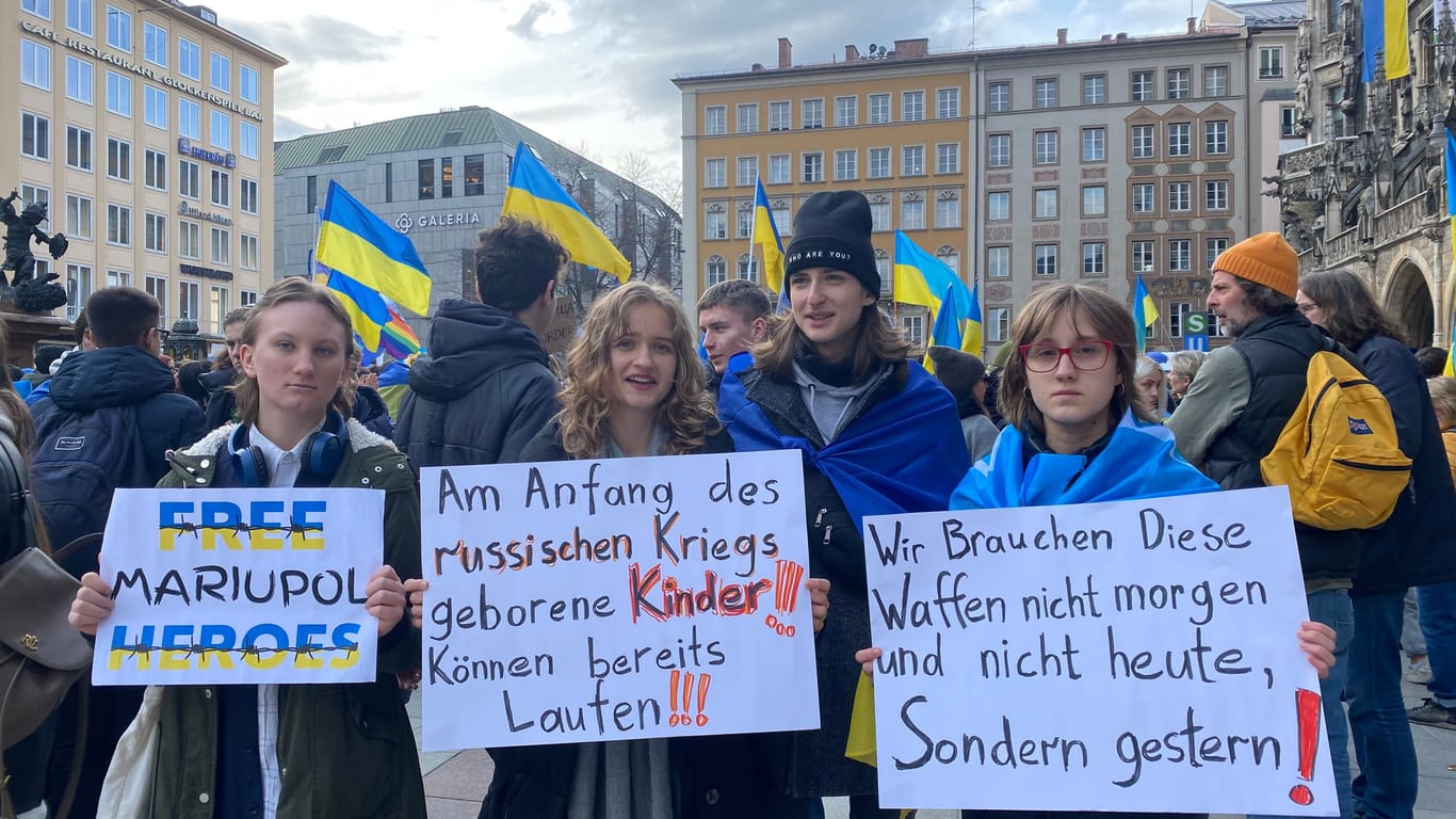 Mit Schildern demonstrierten am Samstagnachmittag diese vier Jugendlichen auf dem Marienplatz.