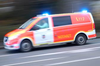 Rettungswagen auf dem Weg zu einem Einsatz (Symbolfoto): In Wiesbaden wurden mehrere Menschen bei einem Unfall verletzt.