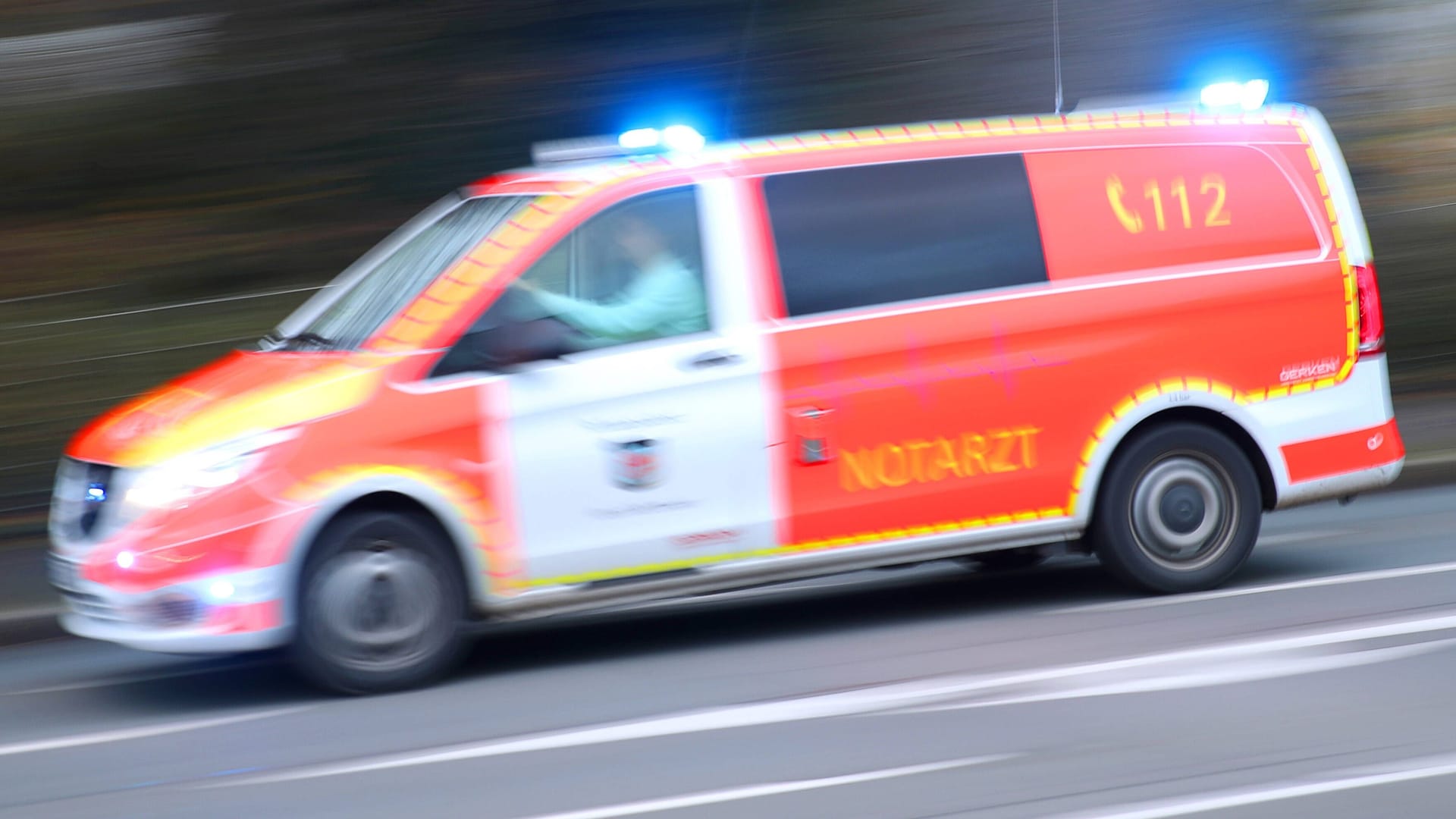 Rettungswagen auf dem Weg zu einem Einsatz (Symbolfoto): In Wiesbaden wurden mehrere Menschen bei einem Unfall verletzt.