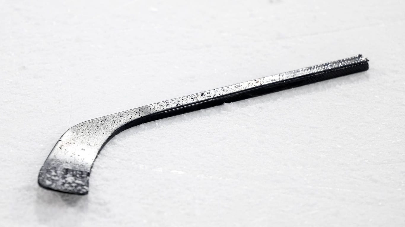Gebrochener Eishockeystick: Ein ehemaliger Eishockey-Spieler ist tödlich verunglückt.