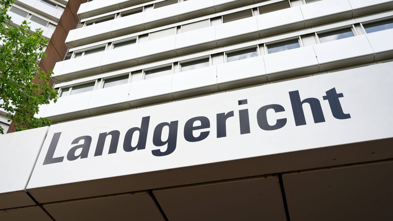 Die Aufschrift "Landgericht" am Justizgebäude in Köln (Symbolbild): Hier wurden am Montag vier WG-Mitbewohner verurteilt.
