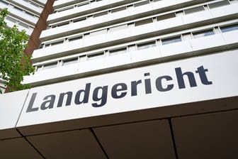 Die Aufschrift "Landgericht" am Justizgebäude in Köln (Symbolbild): Hier wurden am Montag vier WG-Mitbewohner verurteilt.