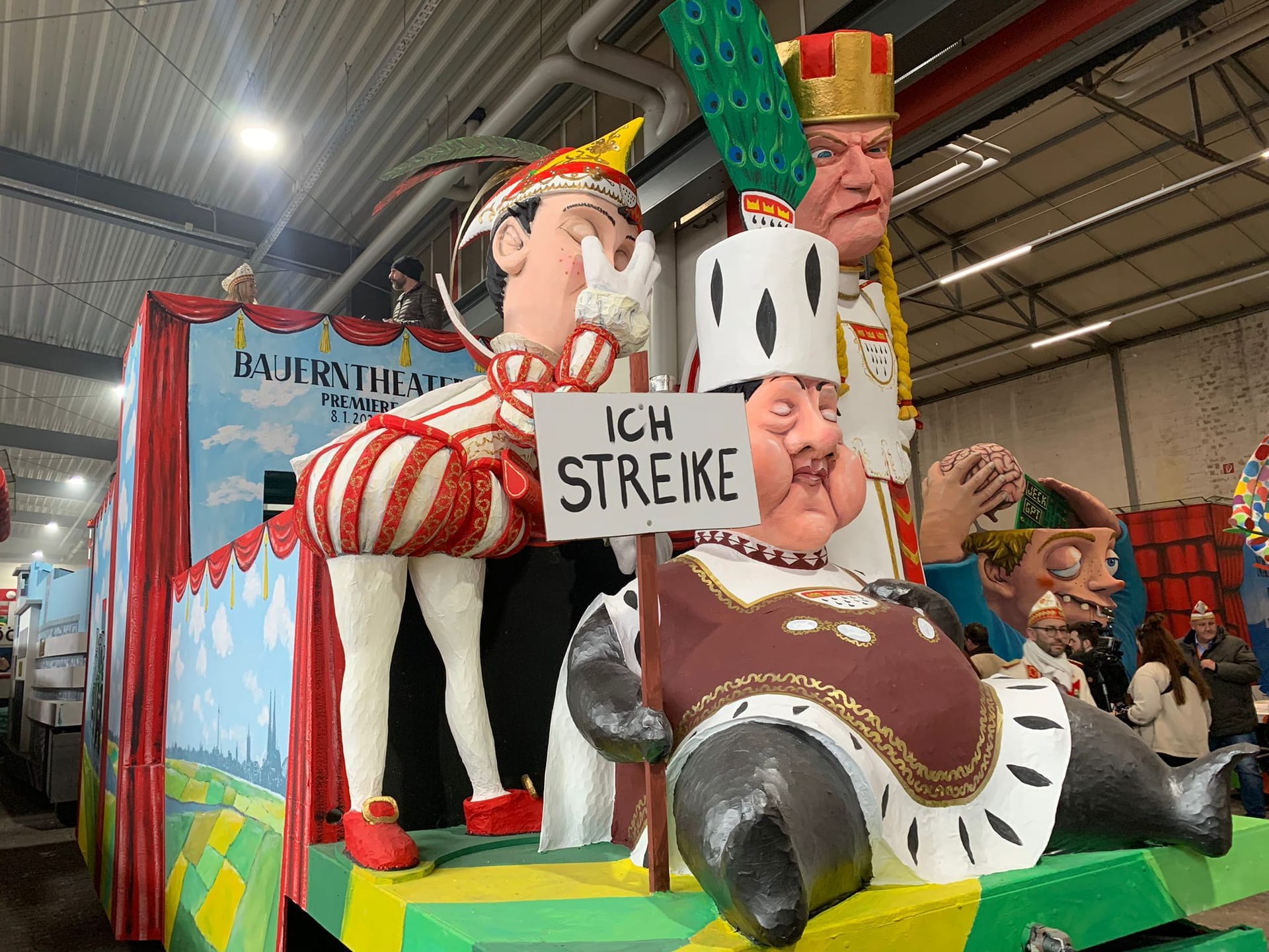 Auch die bundesweiten Bauernproteste sind als Mottowagen umgesetzt worden. Hoffen wir, dass "Bauer Werner" nicht wirklich streiken wird.