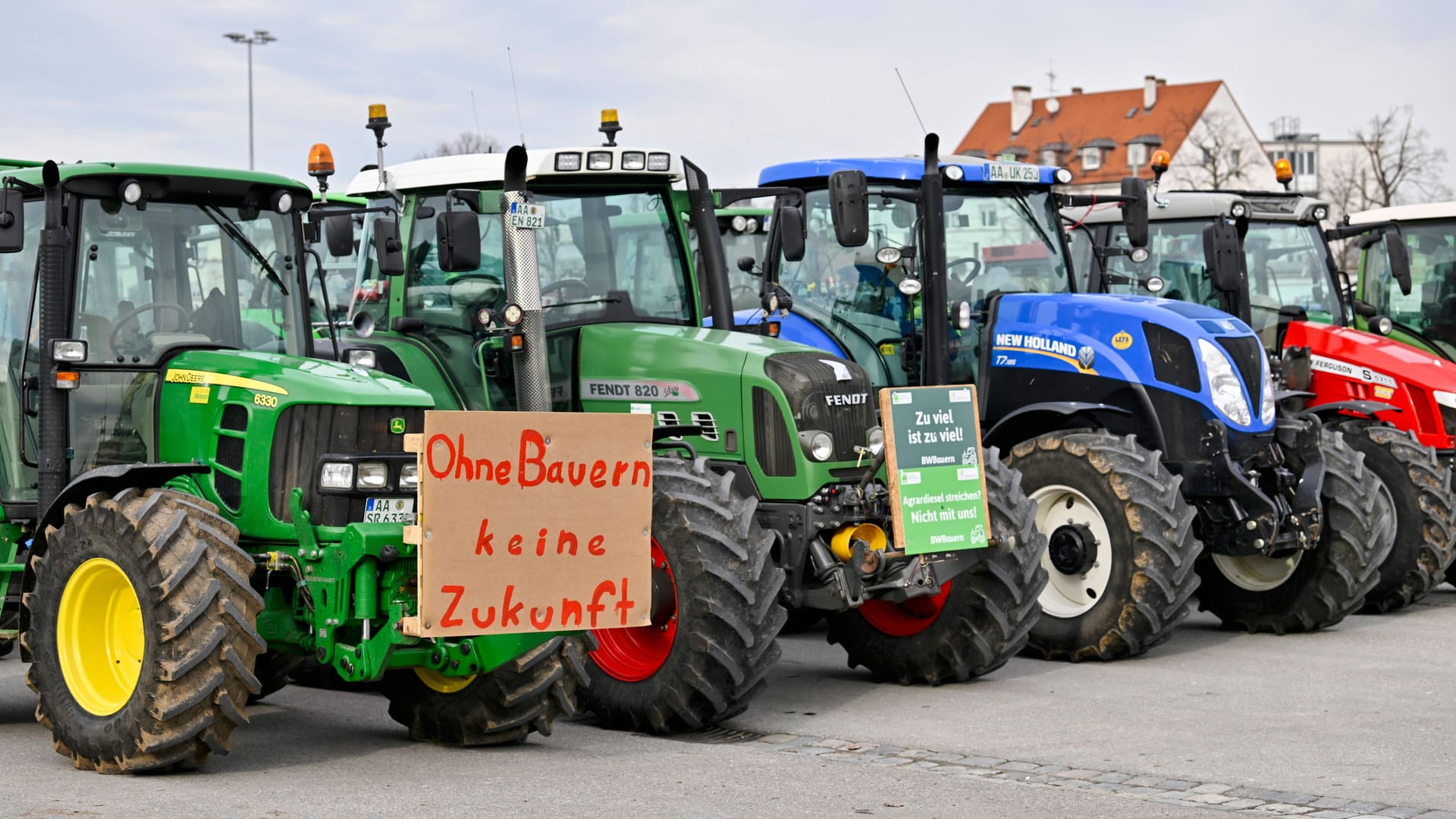 Trecker mit Protestplakat "Ohne Bauern keine Zukunft "(Symbolbild): Die Protestierenden halten sich an die Auflagen der Behörden. Trecker mit Protestplakat "Ohne Bauern keine Zukunft "(Symbolbild): Die Protestierenden halten sich an die Auflagen der Behörden.