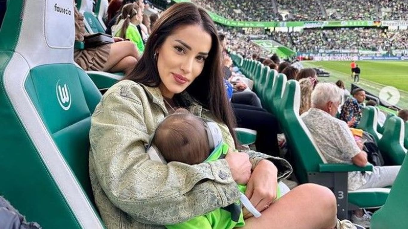 Steffani Jenz, Ehefrau von Wolfsburg-Profi Moritz Jenz, mit ihrem Sohn bei einem Heimspiel des VfL.