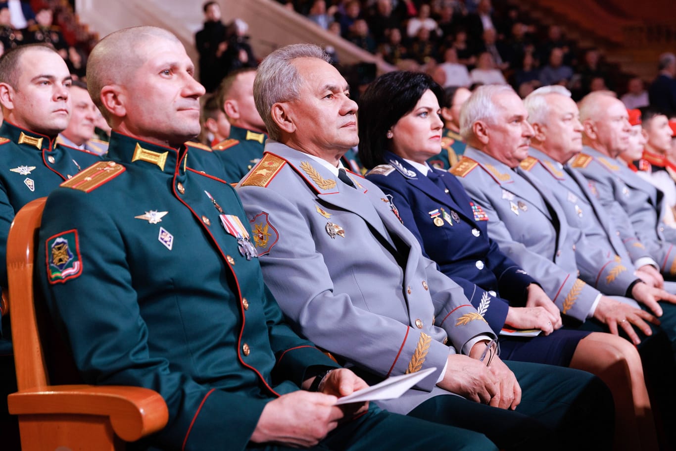 Russlands Verteidigungsminister Sergej Schoigu (2.v.l.) mit Rekruten und Offizieren im Theater in Moskau.