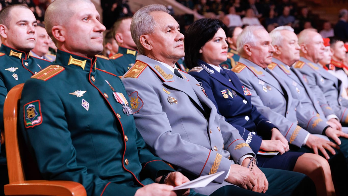 Russlands Verteidigungsminister Sergej Schoigu (2.v.l.) mit Rekruten und Offizieren im Theater in Moskau.