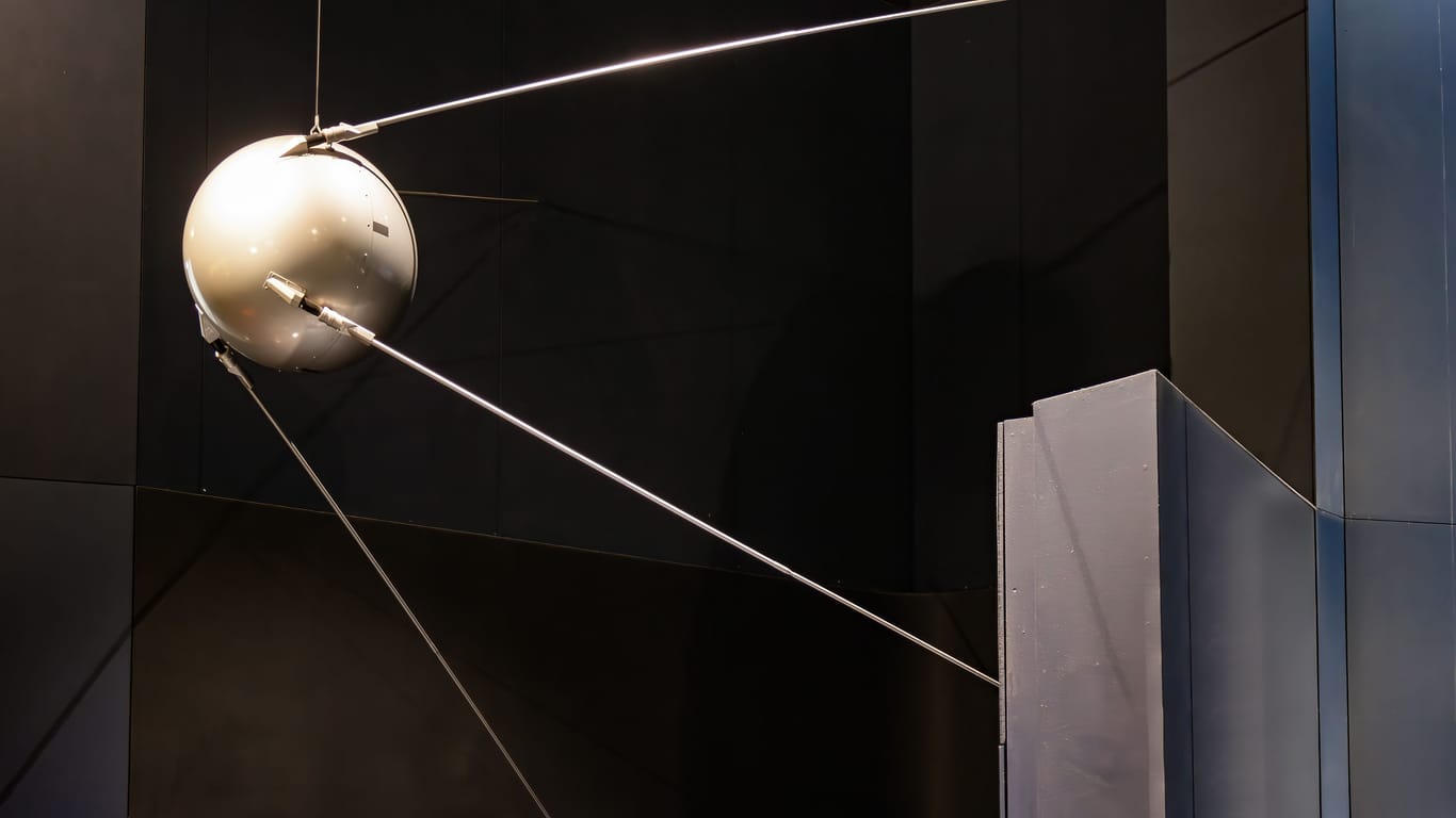 Ein Modell des ersten russischen Satelliten, Sputnik (Archiv): Er löste das Rennen um Waffen im All aus.