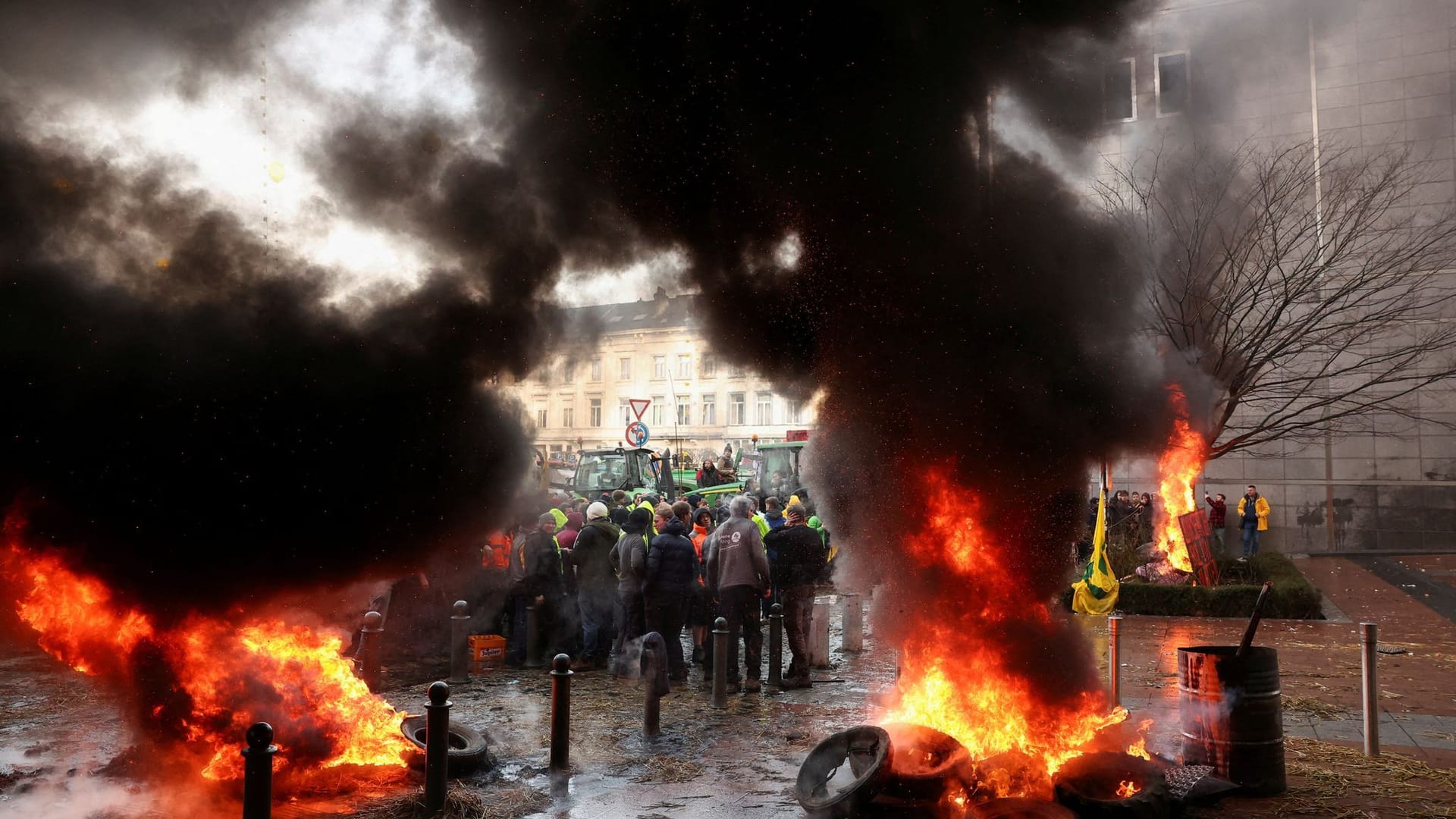 Feuer vor dem Europaparlament: Das Gebäude war zeitweise abgeriegelt.