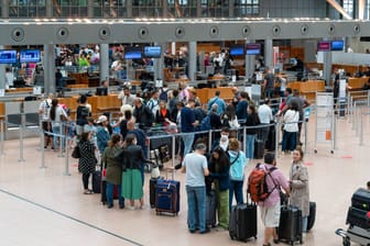 Reisende warten am Flughafen Hamburg (Archivbild): Ab September gibt es eine neue Verbindung ab Fuhlsbüttel.