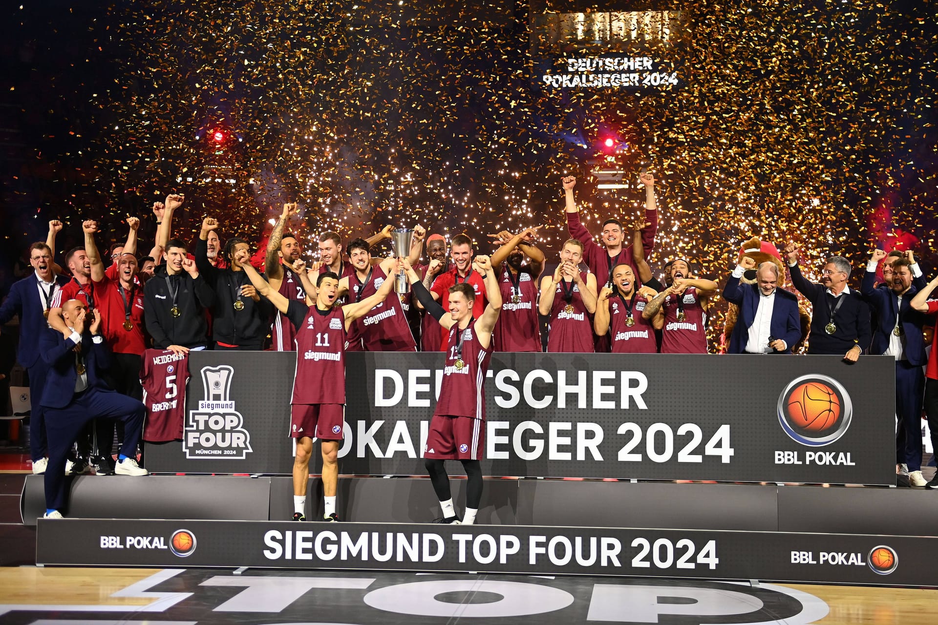 Die Basketballer des FC Bayern feiern den Pokalsieg: Auch Präsident Herbert Hainer (v.r.) und Chefcoach Pablo Laso.jubeln mit.