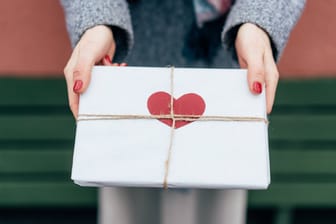 Romantische Liebesgeschenkideen zum Valentinstag 2024: Besondere Geschenke für Mann, Frau und jeden, der Liebe verschenken möchte.