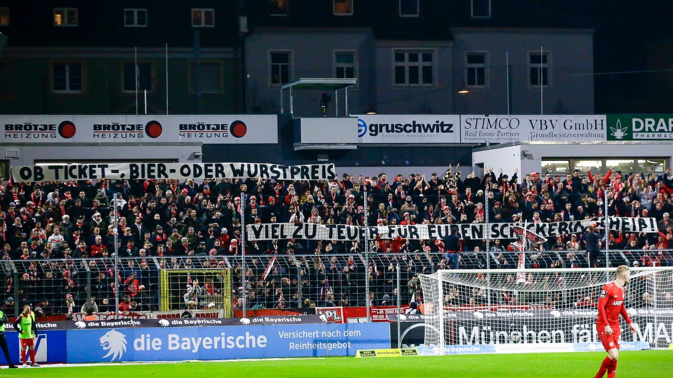 Die Ticketpreise im Grünwalder Stadion sorgen immer wieder für Kritik durch Gästefans. Wie hier durch den Anhang von Rot-Weiss Essen im November 2022.