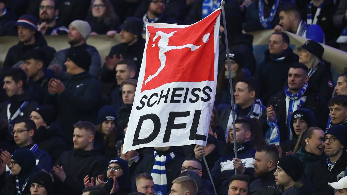 Deutliche Positionierung: Banner gegen die DFL beim Spiel von Hertha BSC gegen den Hamburger SV am Samstagabend.