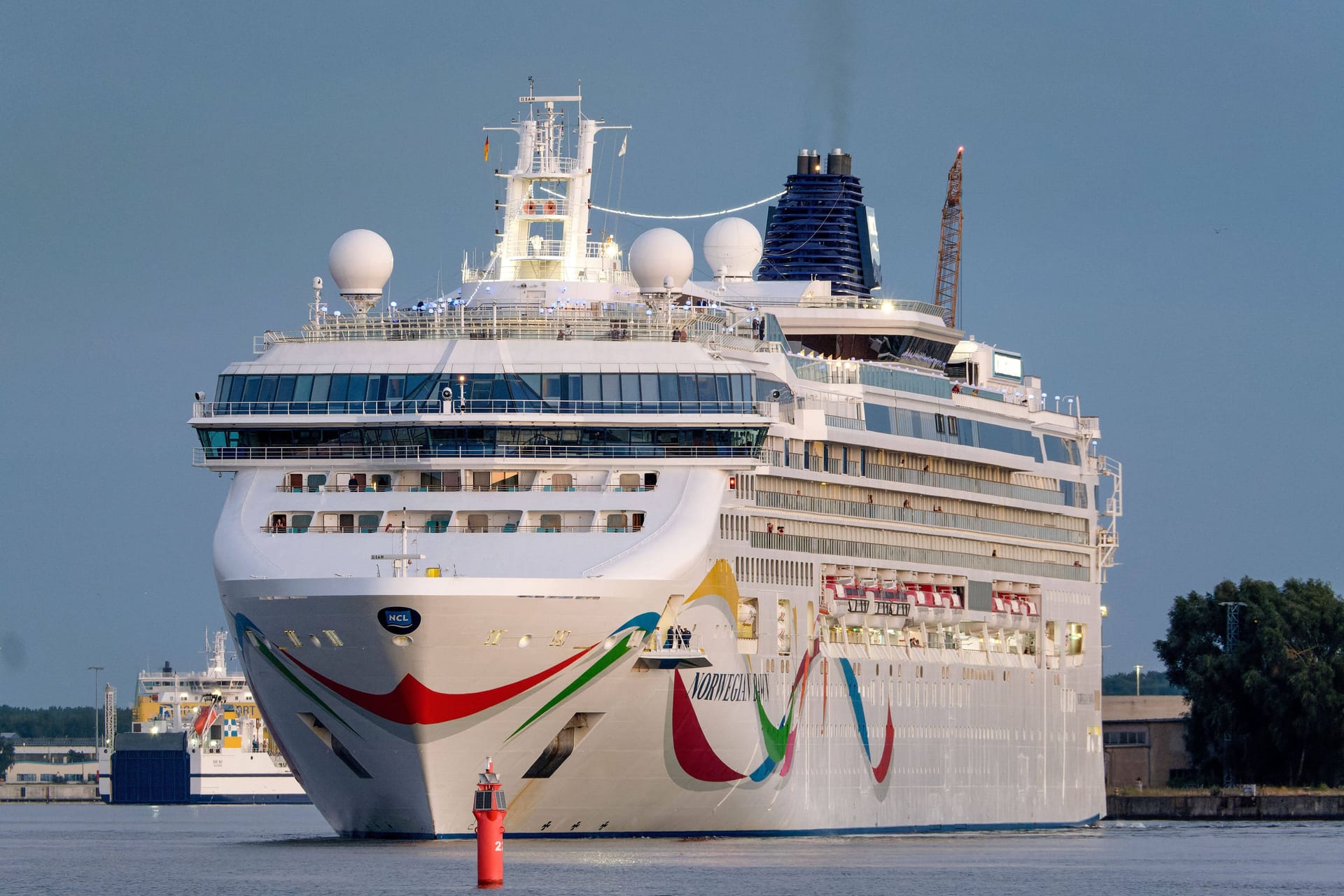 Die "Norwegian Dawn" 2022 in Warnemünde (Archivbild): Jetzt liegt sie vor Mauritius in Quarantäne.