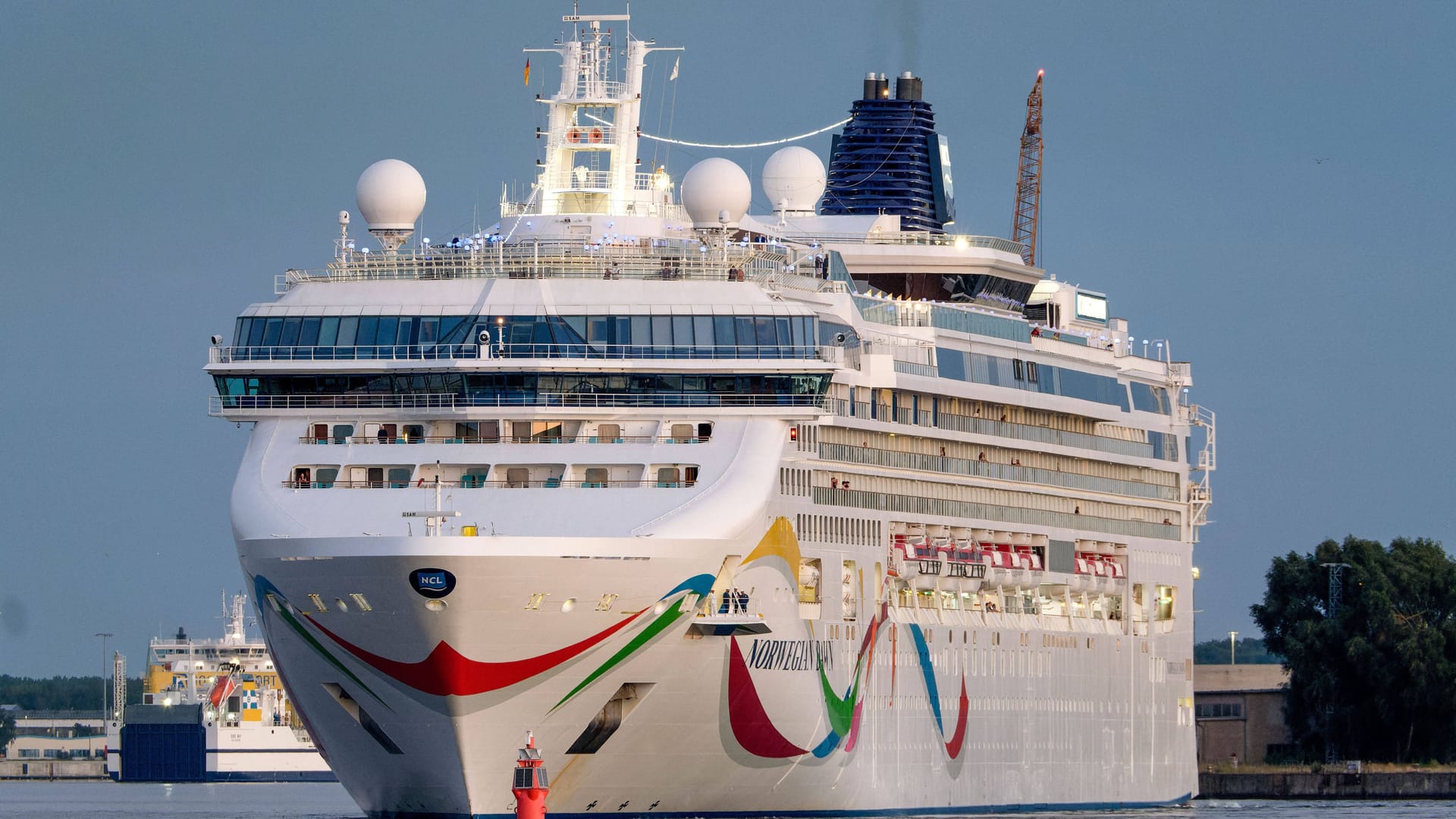 Die "Norwegian Dawn" 2022 in Warnemünde (Archivbild): Jetzt liegt sie vor Mauritius in Quarantäne.