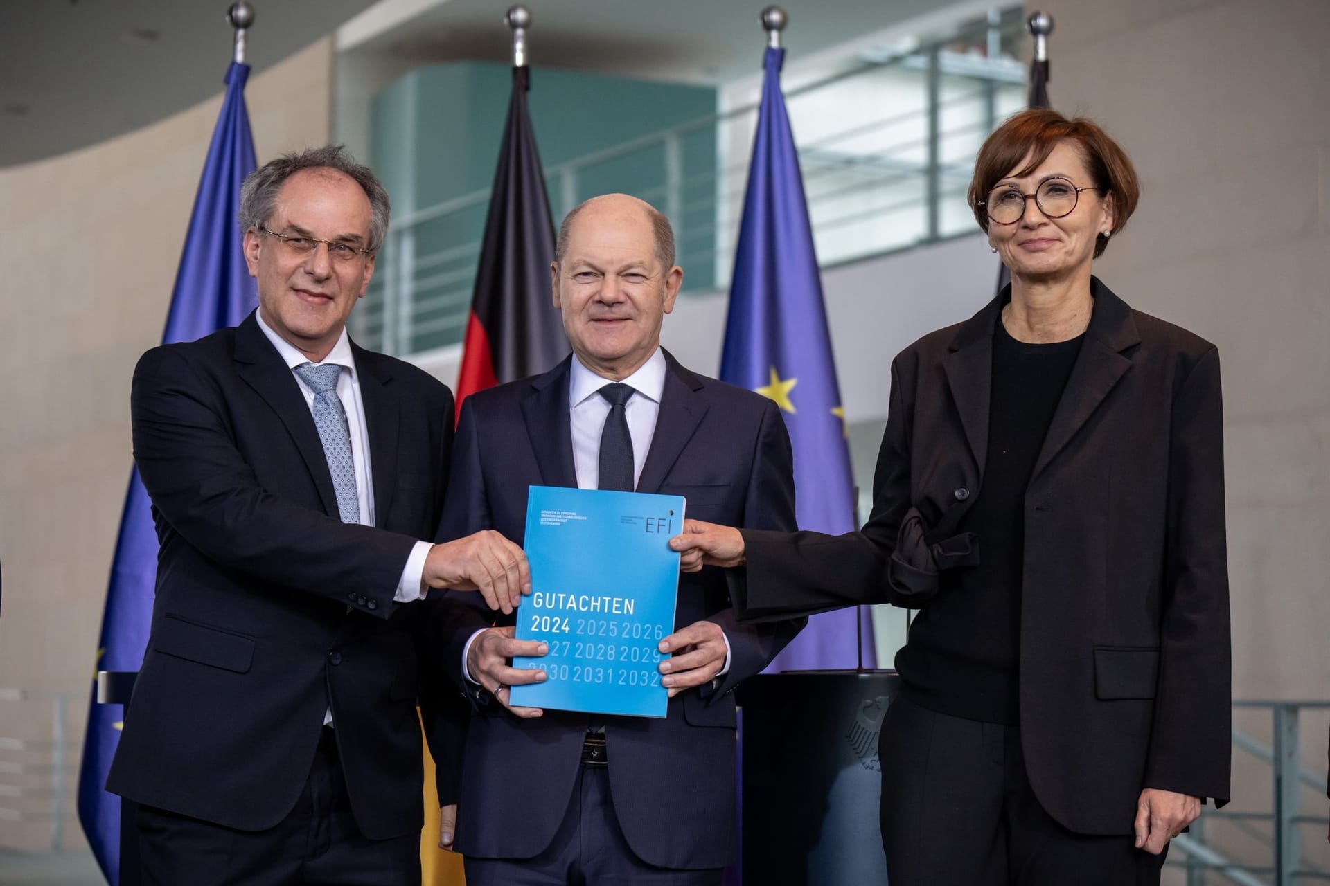 Scholz nimmt Gutachten entgegen