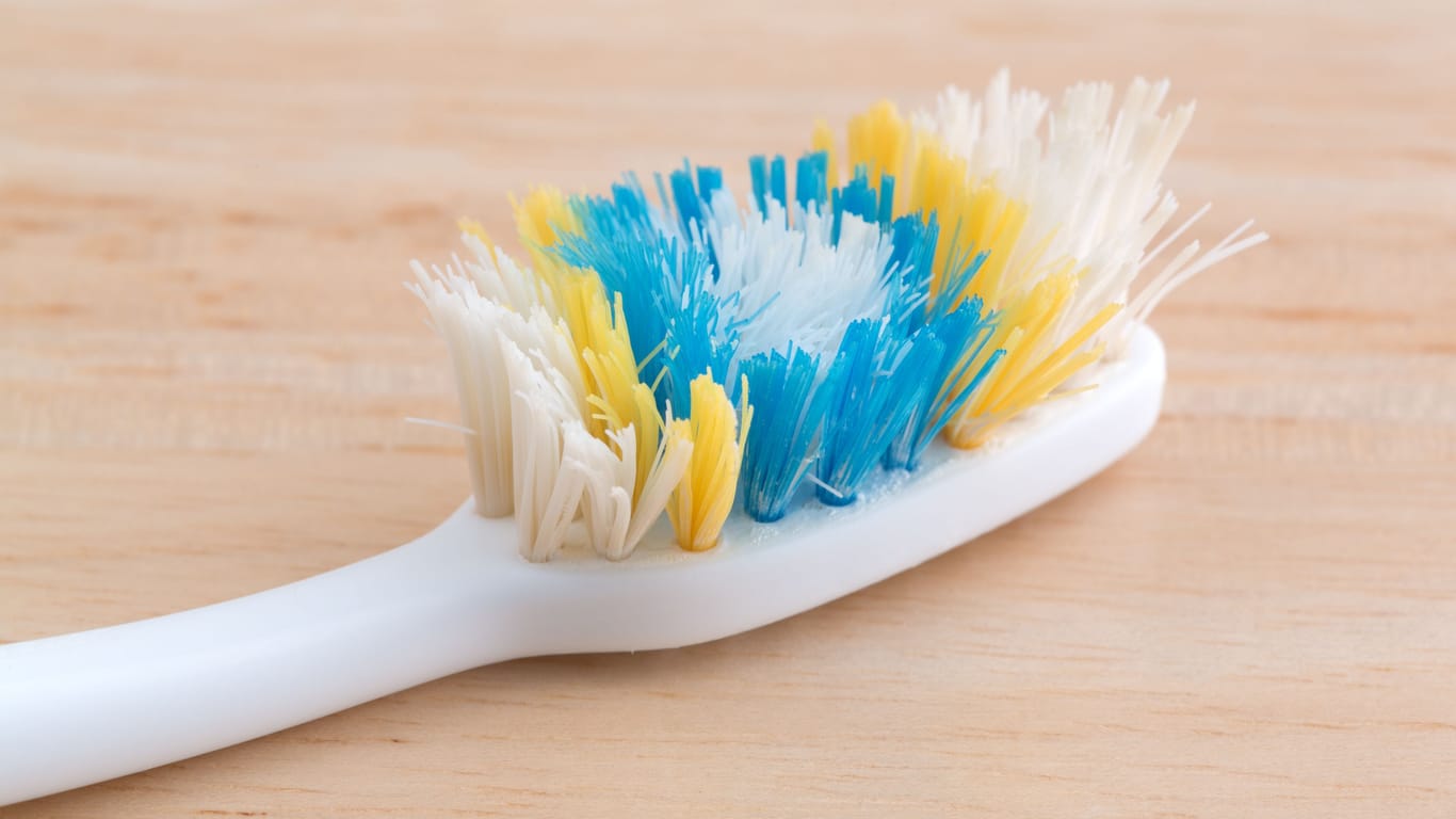 Alte Zahnbürste: Eine gute, intakte Zahnbürste unterstützt die Mundhygiene.