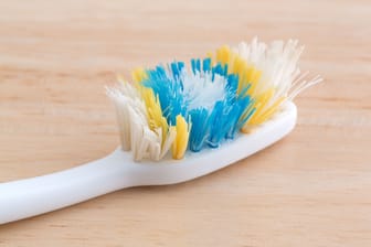 Alte Zahnbürste: Eine gute, intakte Zahnbürste unterstützt die Mundhygiene.