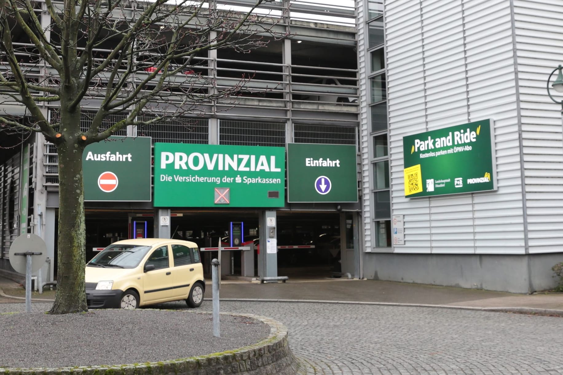 Im Parkhaus der Provinzial können Pendler ab sofort nach Registrierung kostenlos ihr Fahrzeug parken.