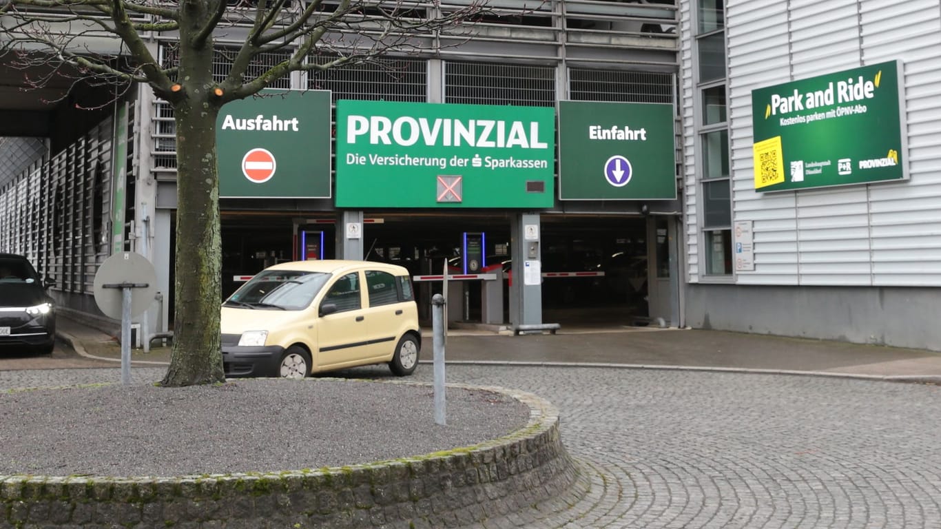 Im Parkhaus der Provinzial können Pendler ab sofort nach Registrierung kostenlos ihr Fahrzeug parken.