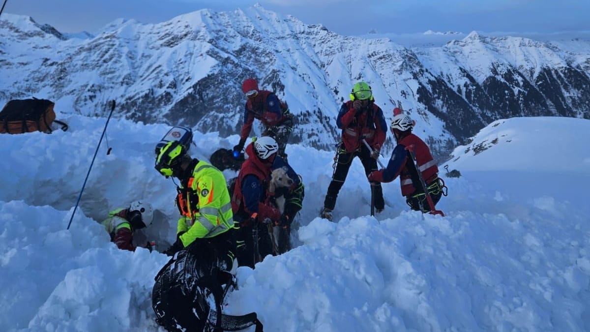 Die Retter suchen vor Ort nach den Verschütteten. Den Mann aus München können sie nur noch Tod aus dem Schnee ziehen.