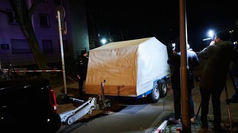 Ein Auto mit dem Spezialanhänger, in welchem sich ein gefährlicher Gegenstand befindet.