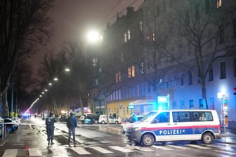 Die Polizei sperrt den Tatort ab, an dem in Wien drei Frauen tot aufgefunden wurden.