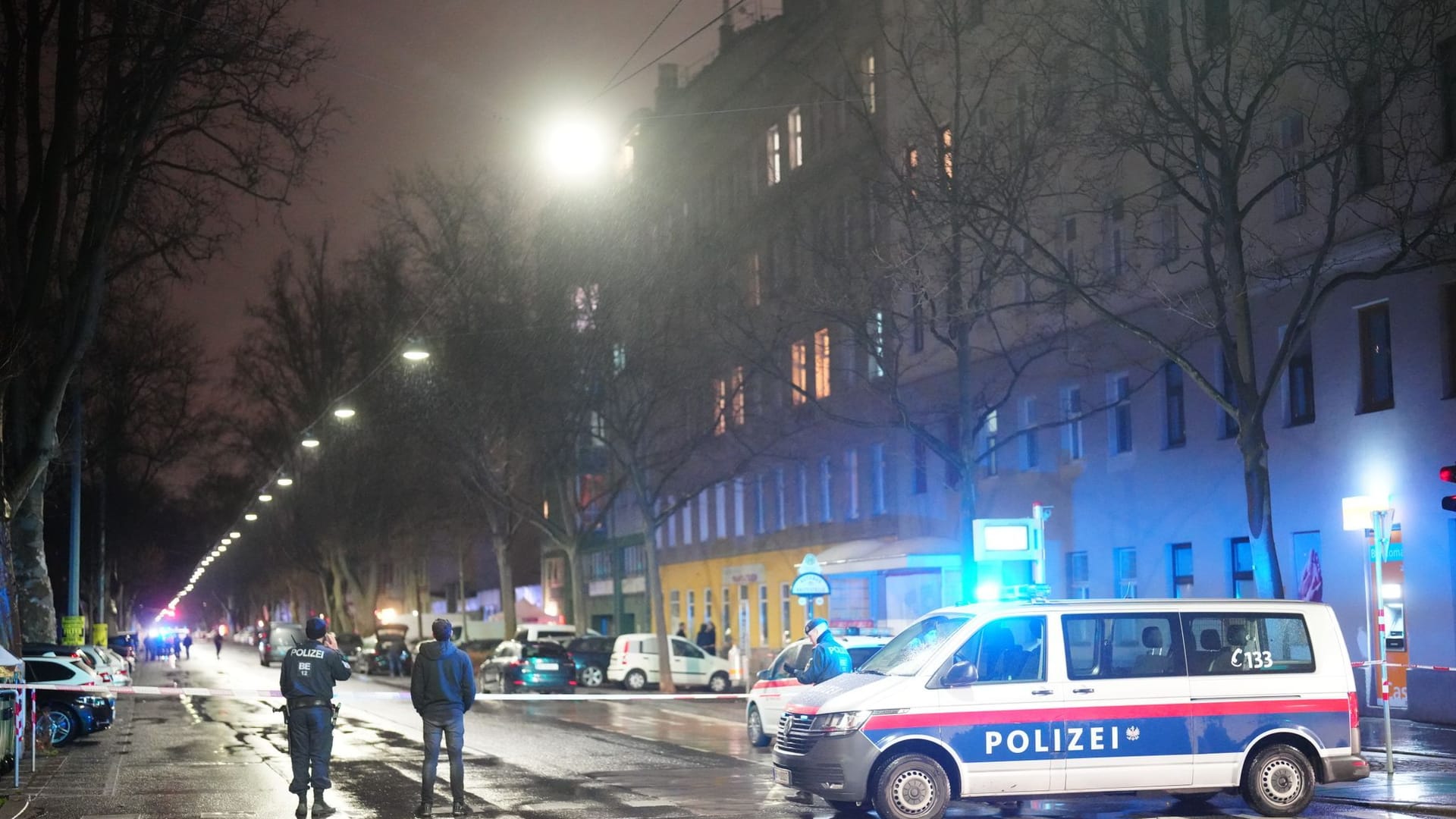 Die Polizei sperrt den Tatort ab, an dem in Wien drei Frauen tot aufgefunden wurden.