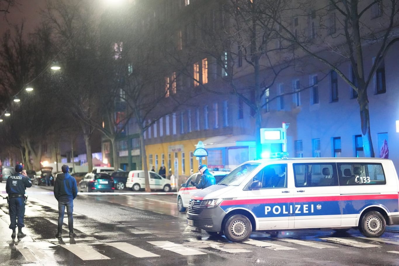 Die Polizei sperrt den Tatort ab, an dem in Wien drei Frauen tot aufgefunden wurden.