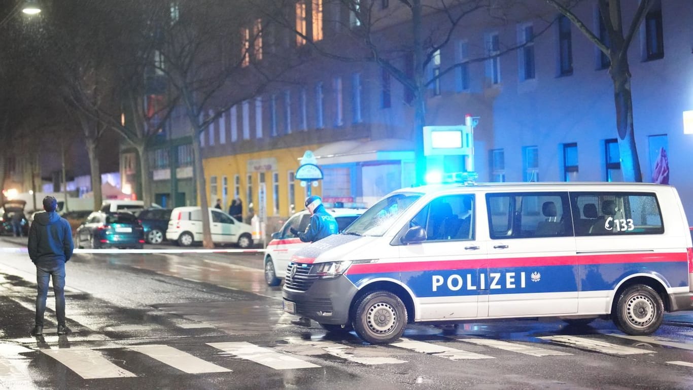 Die Polizei sperrt den Tatort ab, an dem in Wien drei Frauen tot aufgefunden wurden.