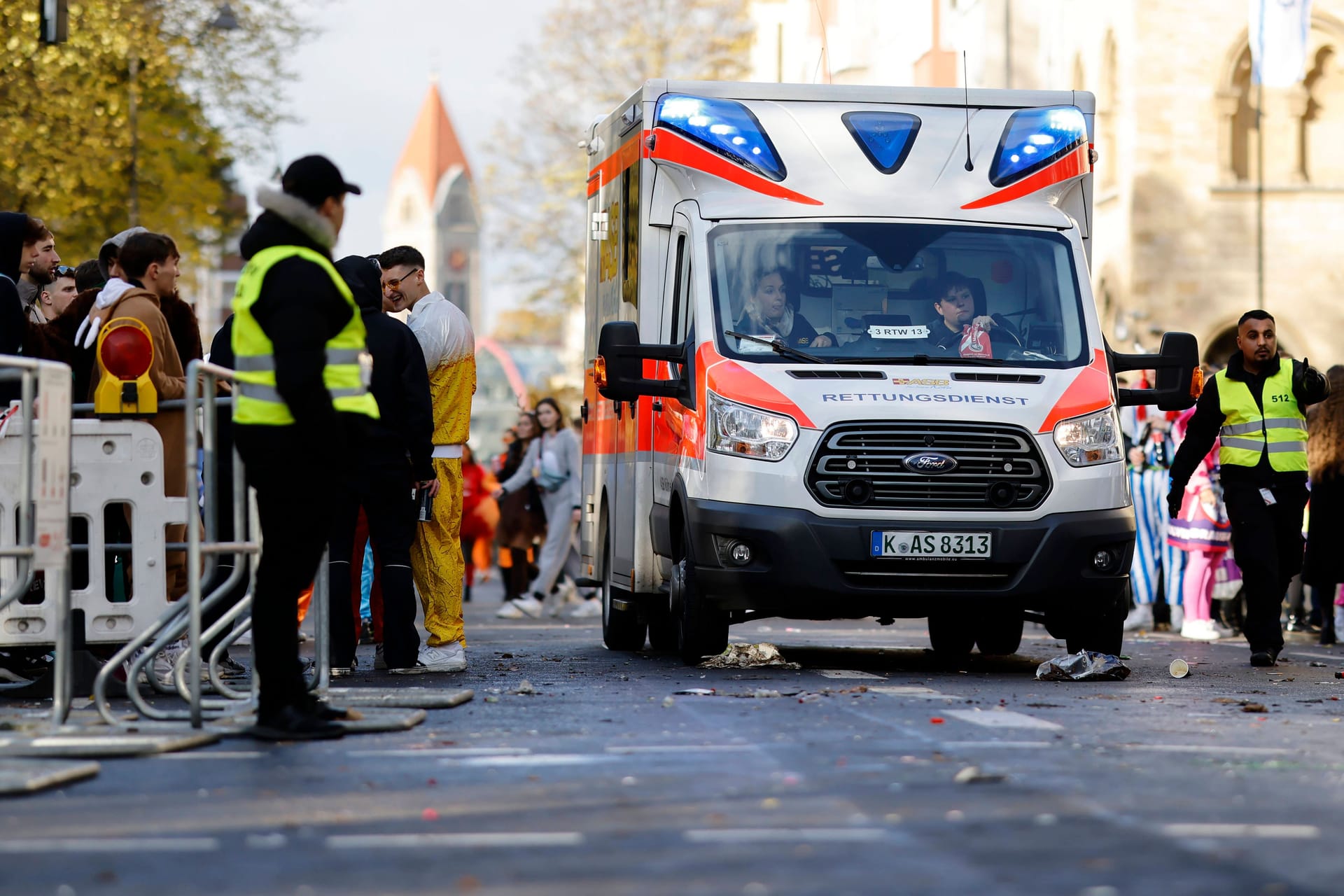 Rettungswagen auf einem Karneval (Symbolbild): Der Unfallhergang wird noch geklärt.