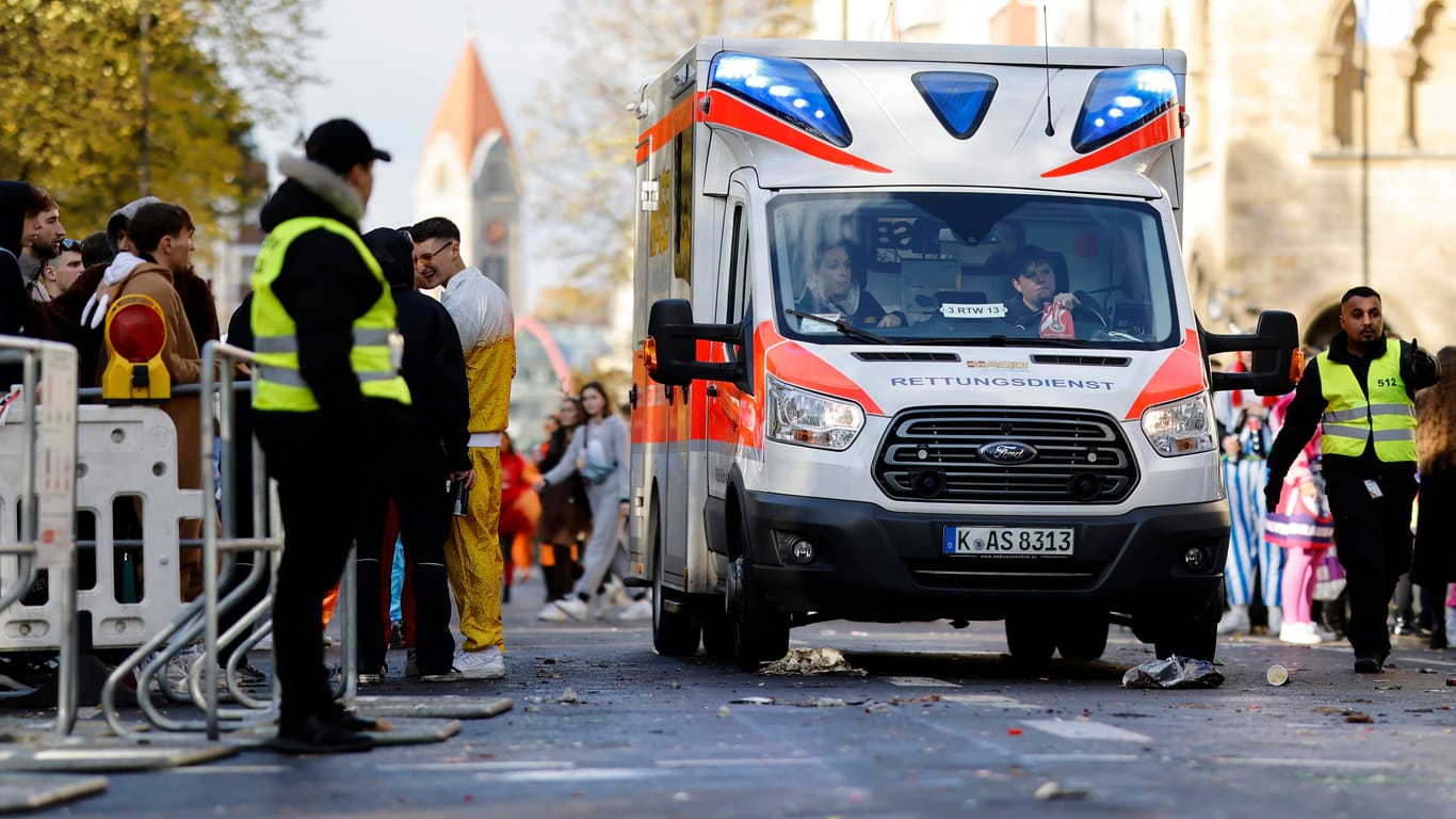 Rettungswagen auf einem Karneval (Symbolbild): Der Unfallhergang wird noch geklärt.