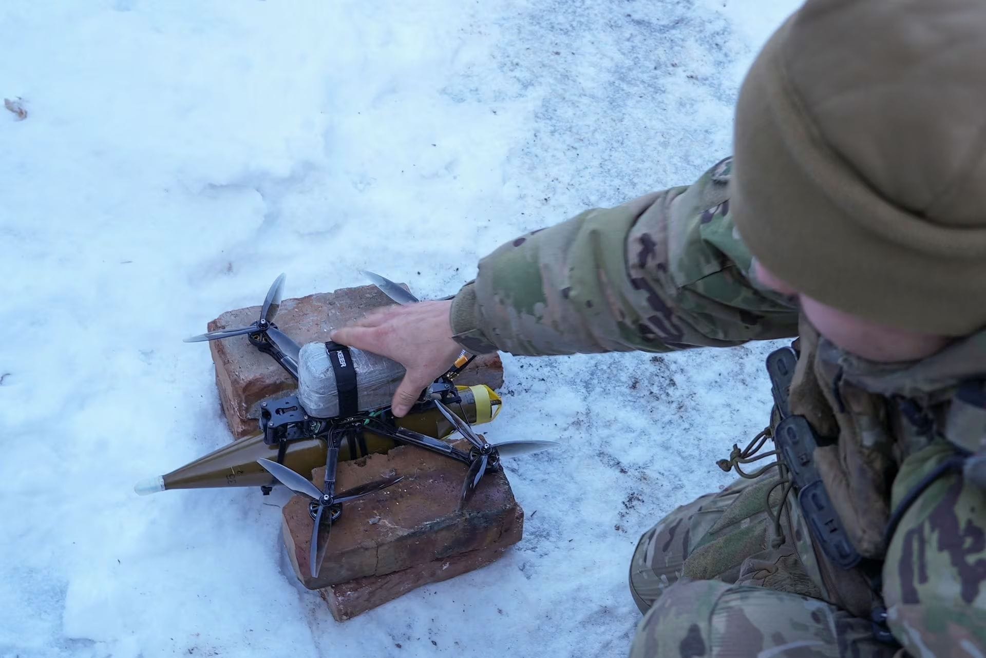 Ein ukrainischer Soldat des Drohnengeschwaders Rarog macht eine Drohne mit Granate startklar.