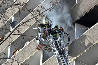 Feuerwehrleute auf einer Drehleiter (Symbolbild): Die Einsatzkräfte konnten ein Übergreifen des Feuers auf andere Stockwerke verhindern.